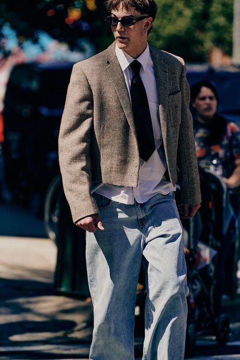 The Best Street Style at New York Fashion Week Spring 2023 Men Blazer Outfit, Blazer Men Outfit, Blazer Street Style, Blazer Outfits Men, Fashion Week 2024, Chic Streetwear, Men's Street Style, Blazer Outfits Casual, Fashion Week Outfit