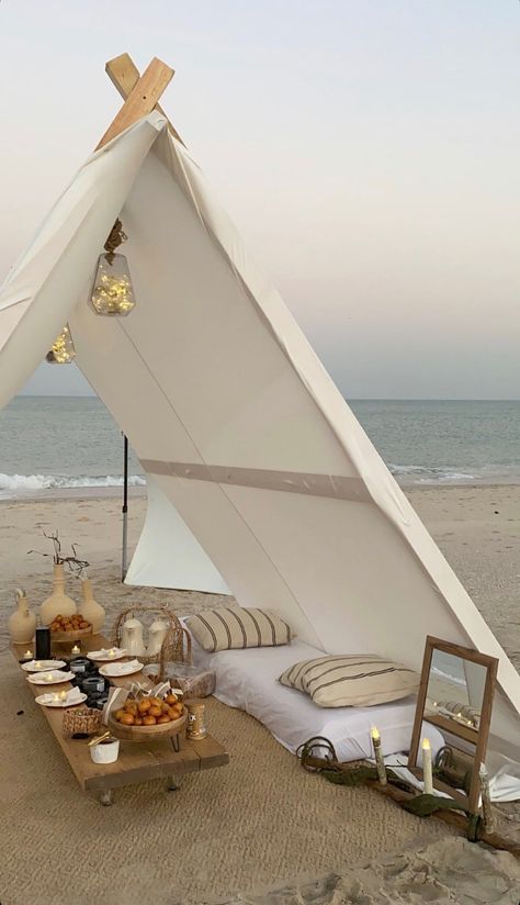 Date Night Beach Picnic, Beach Teepee Picnic, Luxury Picnic Beach, Tent On Beach, Cute Beach Picnic Date, Beach Dinner Parties, Beach Picnic Party, Boho Picnic, Ocean Resort