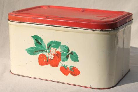 Rustic Family Room, Vintage Kitchen Accessories, Vintage Bread Boxes, Strawberry Bread, Strawberry Kitchen, Game Room Basement, Lata Vintage, Bread Boxes, Bread Box