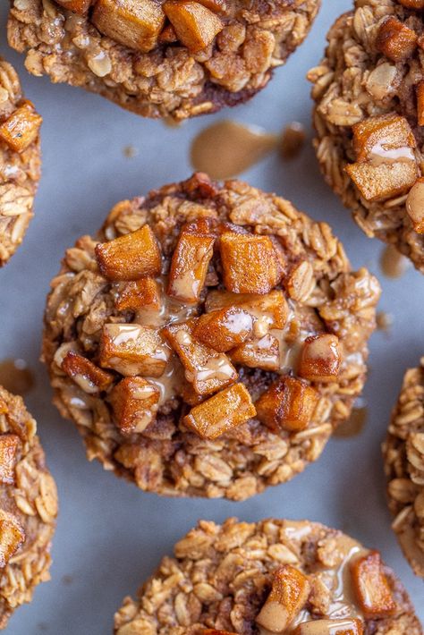 Peanut Butter Baked Oatmeal, Baked Oatmeal Cups, Caramelised Apples, Breakfast Vegan, Apple And Peanut Butter, Apple Oatmeal, Oatmeal Cups, Peanut Butter Oatmeal, Breakfast Bars