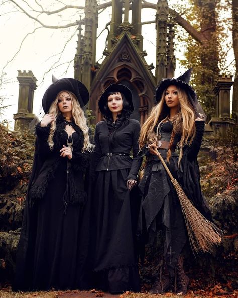 The Power of 3 Witch Photos, Witch Costumes, Halloween Photography, Beautiful Witch, Hallowen Costume, Vintage Witch, Modern Witch, Foto Tips, Witch Outfit