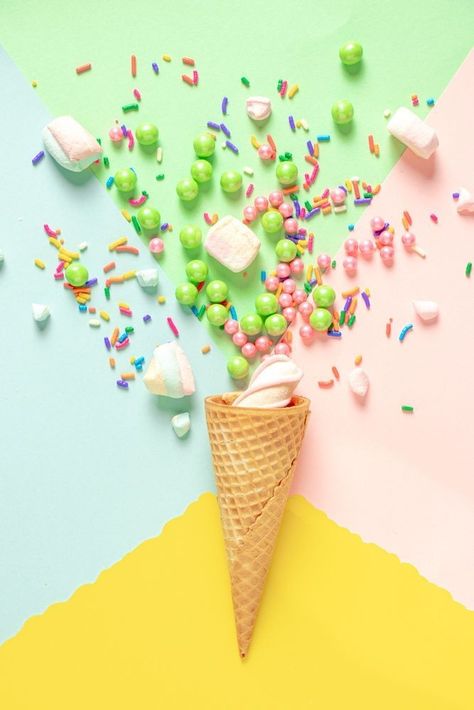 Wallpaper Ice Cream, Wallpaper Candy, Pastel Macarons, Ice Cream Pictures, Candy Photoshoot, Candy Photography, Kue Macaroon, Ice Cream Wallpaper, Fairy Bread