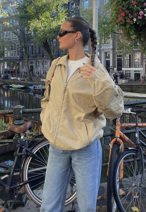 Khaki Jacket Outfit Women, Jacket With Jeans Outfit, Cream Denim Jacket Outfit, Khaki Jacket Outfit, Beige Jacket Outfit, Jacket With Jeans, Europe 2024, Outfit Oversize, Jacket Outfit Women