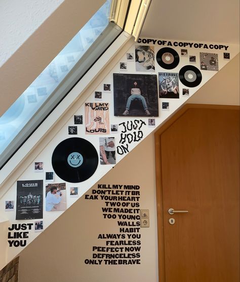 Music Wall Inspiration, Aesthetic Minimalist Room Decor, Vinyl And Poster Wall, Diy One Direction Room Decor, Vinyl Poster Wall, Aesthetic Room Blue Walls, Wall Vinyl Decor Bedroom Ideas, Room Music Aesthetic, Blue Wall Room Aesthetic