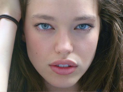 Emily Didonato Ruslana Korshunova, Bleached Eyebrows, Emily Didonato, Model Face, Pale Skin, Pink Lips, Makeup Inspo, Pretty Face, Pretty Woman