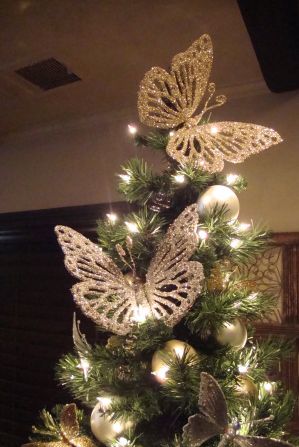 Borboletas na árvore de natal Monarch Butterfly Christmas Tree, Butterfly Christmas Decorations, Butterfly Christmas Tree Topper, Butterfly Christmas Ornaments, Butterfly Themed Christmas Tree, Butterfly Christmas Tree Ideas, Butterfly Christmas Tree, Christmas Sleigh Decorations, Christmas Butterfly