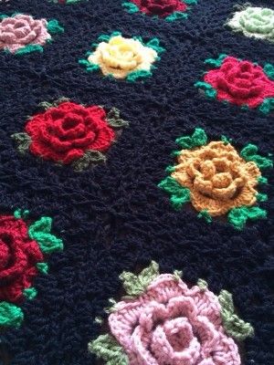 [Free Pattern] Beautiful Rose Granny Square Blanket - Knit And Crochet Daily Rose Granny Square, Granny Square Häkelanleitung, Crochet Flower Blanket, Granny Square Projects, Flower Granny Square, Crochet Granny Square Blanket, Crochet Bedspread, Flower Blanket, Crochet Granny Square