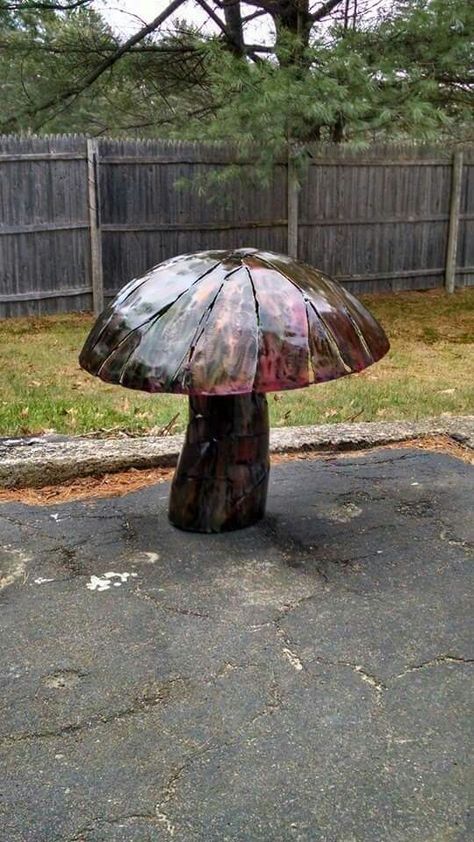 Awesome Mushroom from Marie Whyte Metal Art. Facebook. Welded Mushrooms, Metal Mushroom Garden Art, Mushroom Metal Art, Metal Mushroom, Metal Ideas, Unique Garden Art, Tattoo Board, Garden Mushrooms, Scrap Art