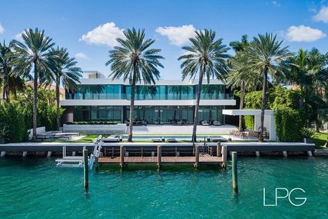 miami. Miami Modern Architecture, Miami Homes, Casa Miami, Miami Beach Mansion, Florida Apartment, Miami Beach House, Miami House, Miami Mansion, Miami Aesthetic