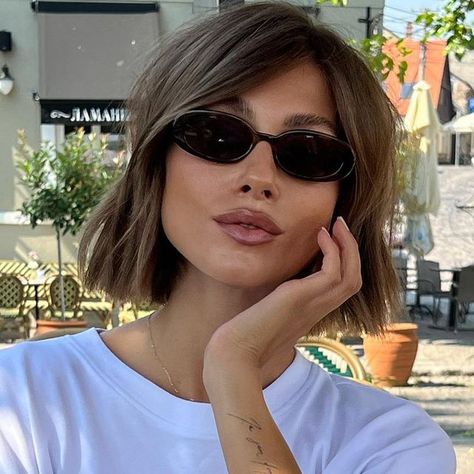 SVETA Radanov on Instagram: "casual sunday coffee//" Dark Hair Bob With Highlights, Styling Shorter Hair, Short Hair Caramel Balayage, Blowdry Short Hair, Short Light Brown Hair With Blonde Highlights, Old Money Bob Haircut, Short Brown Bob, Cute Short Hair, Modern Pixie