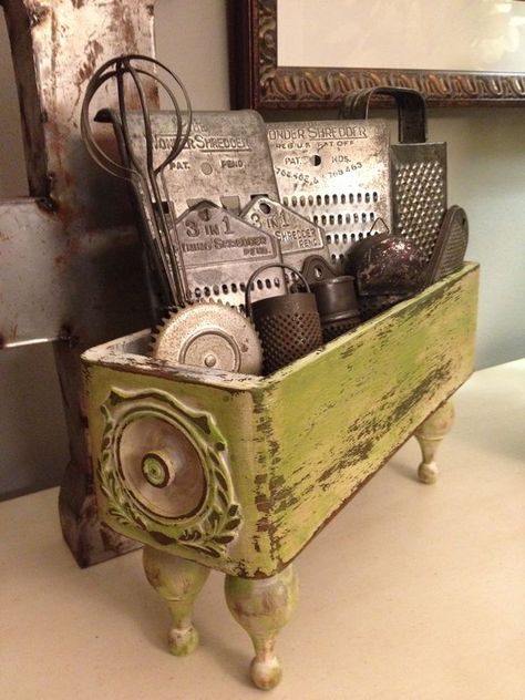 Drawers Repurposed, Sewing Machine Drawers, Old Sewing Machine, Gold Bath, Old Drawers, Old Sewing Machines, Accessories Gold, Repurposed Items, Chic Kitchen