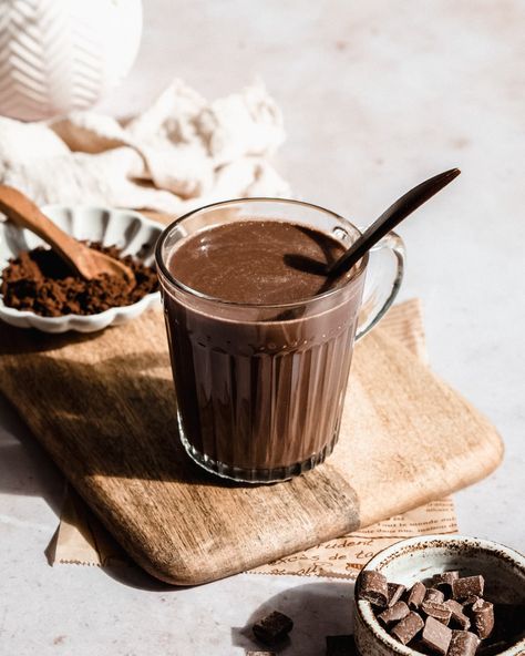 Oat Milk Hot Chocolate, Hot Chocolate Vegan, Homemade Oat Milk, Iced Hot Chocolate, Hot Chocolate Toppings, Vegan Drinks Recipes, Vegan Hot Chocolate, Cocoa Drink, Fall Vegan Recipes