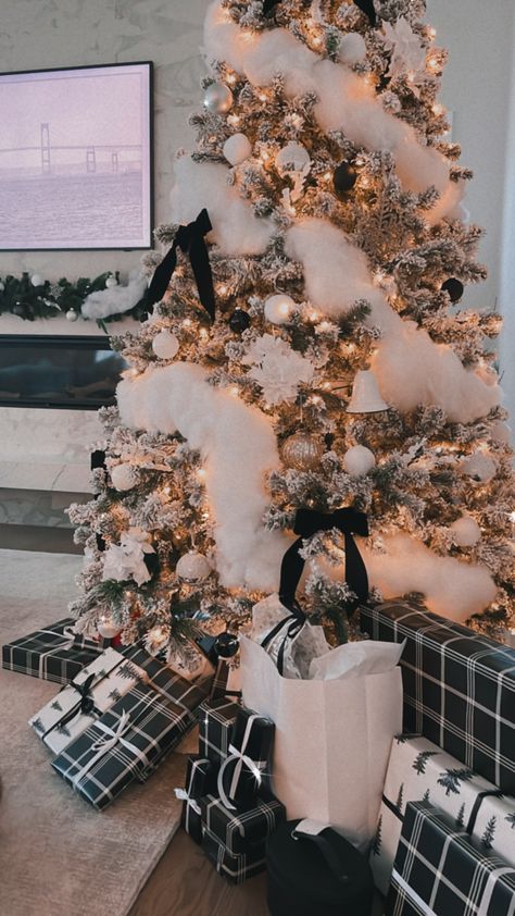 Black N White Christmas Tree, Black Bow Christmas Tree, Black And Cream Christmas Tree, Black Ornaments Christmas Tree, White Black Christmas Tree, Black And White Christmas Decorations, Christmas Tree Styling, Snow Covered Christmas Tree, Black And White Christmas Decor