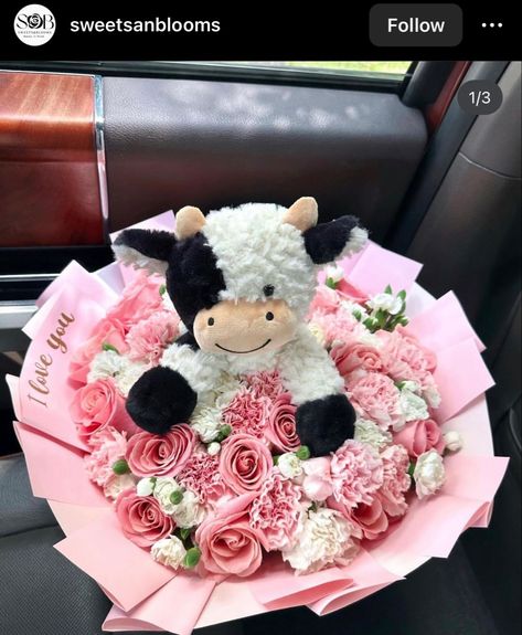 Pink Cow Flower Bouquet, Flower Bouquet With Plush, Cow Theme Flower Bouquet, Stuffed Animal Flower Bouquet, Ramo With Stuffed Animal, Mexican Bouquet Of Flowers, Cow Bouquet Flowers, Stuffed Animal Bouquet, Cow Flower Bouquet