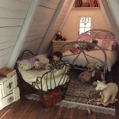 Dollhouse Attic, Mini Bedroom, Attic Bathroom, Miniature Rooms, Attic Bedroom, Little Cottage, Mini Things, Diy Dollhouse, Sheep