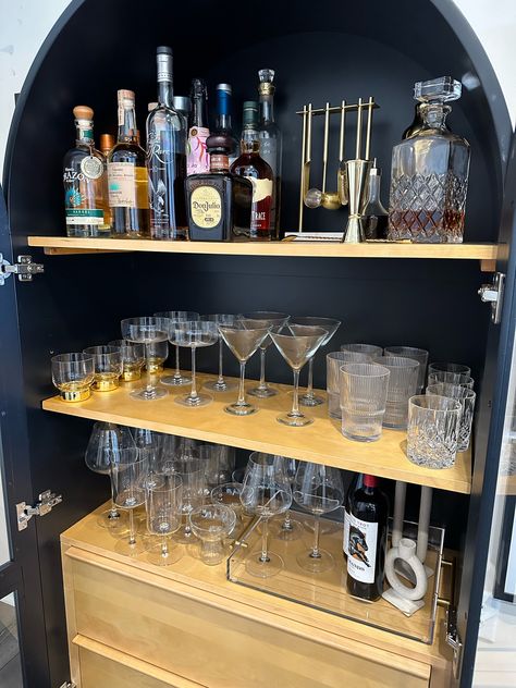 Glassware Storage Cabinet, Dining Room Liquor Cabinet, Basement Liquor Storage, Alcohol Bookshelf, Bar Glass Display, Cocktail Glass Storage, Liquor Cabinet Styling, Glass Liquor Cabinet, Dining Room Liquor Display