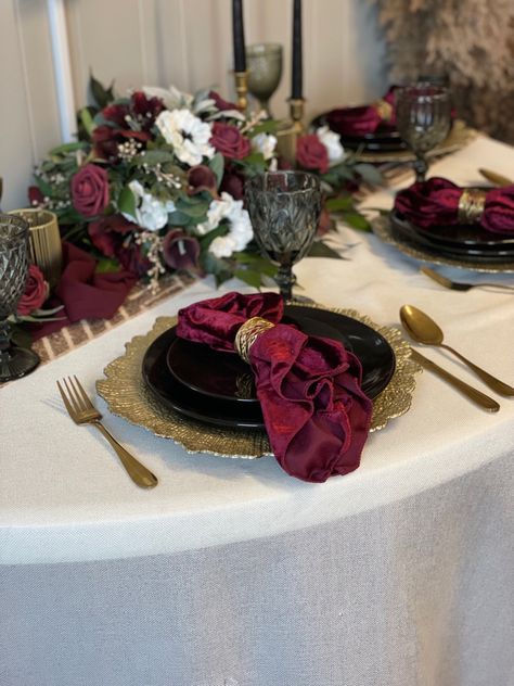 Burgundy Weddings, Silver Color Scheme, Black Tablecloth, Black Runners, Beige Wedding, Dinner Party Table, Gold Bridal Showers, Emerald Wedding, Black White Wedding