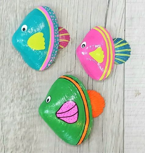 Hand-Painted Tropical Fish Clam Shells Seashell Designs Painting Clam Shells, Shell Paintings, Movie Crafts, Clam Shells, Diy Beach, Seashell Painting, Beach Ornaments, Christmas Craft Projects, Beach Themed Party