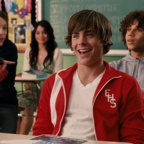 troy bolton in high school musical 3 🏀❤️ Troy High School Musical, Troy And Gabriella, Lucas Grabeel, Monique Coleman, Ryan Evans, High School Music, High School Musical 3, Troy Bolton, Zac Efron