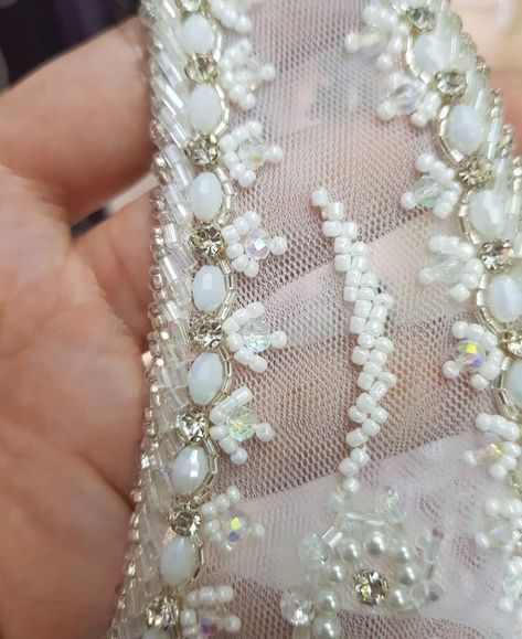 Pola Payet, Macrame Designs, Crochet Macrame, Tambour Beading, Crystal Embroidery, Hand Beaded Embroidery, Pearl Embroidery, Diy Bead Embroidery, Lace Designs