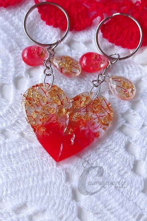 Couple Keychains, Keychain Couple, Couple Heart, Couples Keychains, Resin Jewelry Diy, Resin Keychain, Diy Epoxy, Epoxy Resin Crafts, Resin Craft