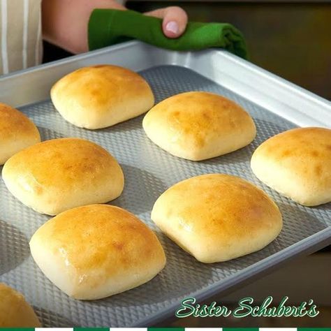 Sister Schubert Rolls Recipe, Dinner Yeast Rolls, Easy Quick Dinner, Sister Schubert, Easter Snacks, Homemade Rolls, Vacation Meals, Yeast Rolls, Bread Bun