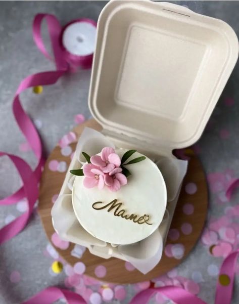 Cupcake Arrangements, Cake Decorating Tutorials Videos, Zoes Fancy Cakes, Mothers Day Desserts, Small Birthday Cakes, Buttercream Cake Designs, Mini Torte, Cake Pop Decorating, Elegant Birthday Cakes