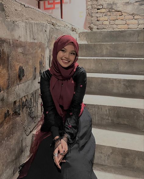 Goth Hijab Outfit, Maroon Hijab Outfit, Gothic Hijab, Goth Hijabi, Goth Ootd, Black Outfit Hijab, Hijab Outfit Aesthetic, Maroon Hijab, Enhypen Outfit