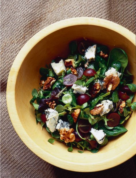 Grape, Gorgonzola and walnut salad Gorgonzola Salad, Blue Cheese Salad, Grape Salad, Pear Salad, Pea Salad, Walnut Salad, Food Magazine, Vegetable Salad, Healthy Soup