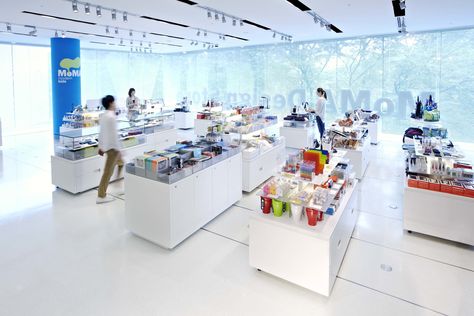 New York’s Museum of Modern Art has made its way to Japan with the opening of its first shop outside the US. Located on the third floor of Omotesando's pl Moma Shop, Moma Store, Moma Museum, Tokyo Shopping, Cool Tech Gifts, Moma Design, Tokyo Design, Retail Merchandising, Best Gifts For Mom