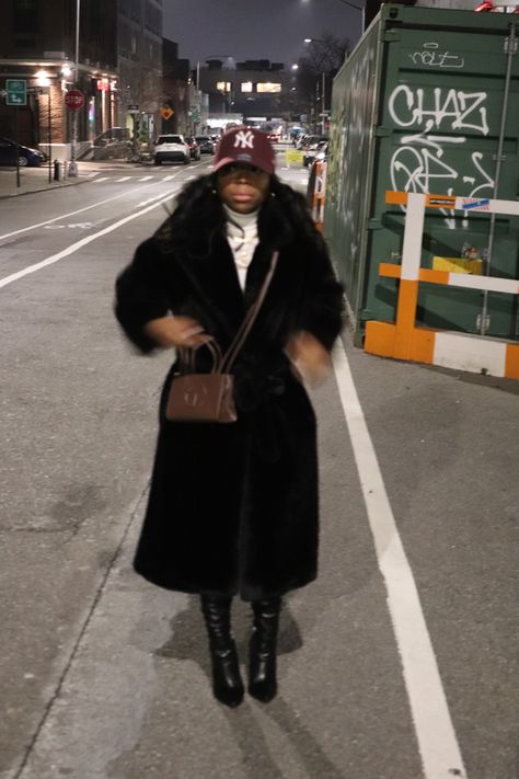 Burgundy yankee cap , telfar bag , hm fur coat , zara white turtle neck , stever madden boots Long Black Boot Outfit, Beret Hat Outfit Black Women, Turtle Neck Dress Outfit Winter, Telfar Bags Outfit, Tan Turtleneck Outfits, How To Wear A Beanie, Burgundy Hat Outfit, Ny Hat Outfit, Fitted Hat Outfit Black Women