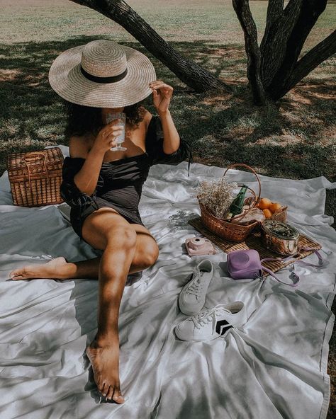 Picnic photoshoot #aesthetic #igpost #aestheticphoto #editorial Inspo For Instagram, Picnic Photo Shoot, Picnic Pictures, Artistic Fashion Photography, Family Picture Poses, Photographs Ideas, Travel Photography Inspiration, Photography Challenge, Portrait Photography Poses