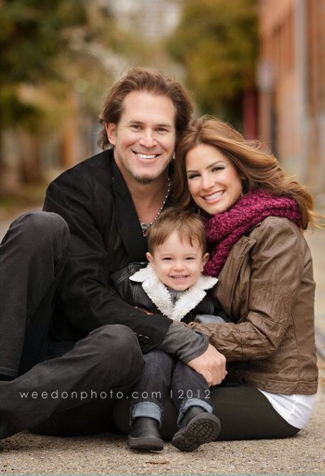 Family Photography Ideas, Family Photo Outfits Winter, Family Photos With Baby, Family Photoshoot Poses, Family Portrait Poses, Family Christmas Pictures, Family Picture Poses, Photography Poses Family, Family Photo Pose