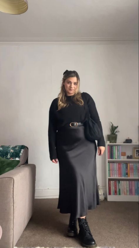 Hunter Mcgrady Street Style, Christmas Outfits Women Plus Size, Winter Style Midsize, Chubby Fashion Outfits Winter, Midsize Winter Work Outfits, Christmas Outfits Mid Size, Winter Dress Outfit Midsize, Old Money Outfits Plus Size Woman, Skirt Office Outfits Women