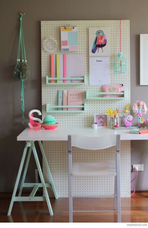 Pahl Ikea, Bureau Hack Ikea, Pegboard Craft Room, Kids Homework Station, Ikea Linnmon, Pegboard Kitchen, Zimmer Diy, Ikea Desk Hack, Desk Hacks