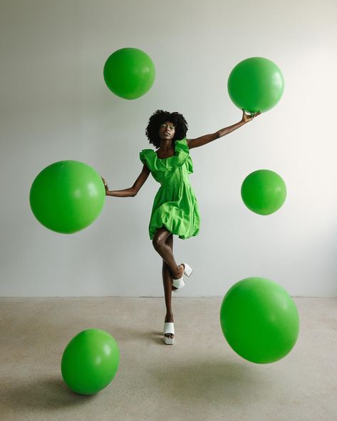 This is your reminder that even the simplest props can lead to photos you love 💚 I had this idea to do some creative portraits with round spheres floating around the subject. I bought a helium tank and round balloons (not the oval ones, so these are bigger) and just taped them to the ground with ribbon, knowing I could Photoshop the ribbon out! In the final images, I replicated a couple of balloons from other images, but I didn’t use any AI for it. I have a full behind the scenes video co... Studio Photoshoot Ideas Creative, Tourism Branding, Box Photoshoot, Bola Disco, Balloons Photography, Studio Photoshoot Ideas, Behind The Scenes Video, Wish Granted, Helium Tank