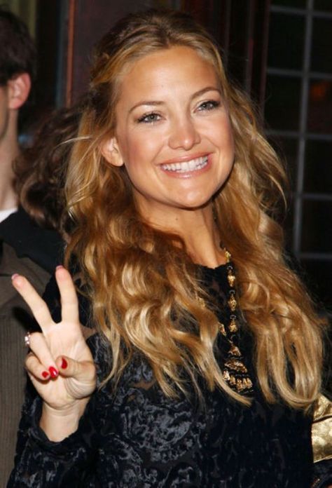 Kate Hudson! Kate Hudson Hair Color, Kate Hudson Hair, Kate Hudson Style, Kate Hudson, Peace Sign, Beauty Inspiration, Pretty Hairstyles, Hair Looks, Her Hair