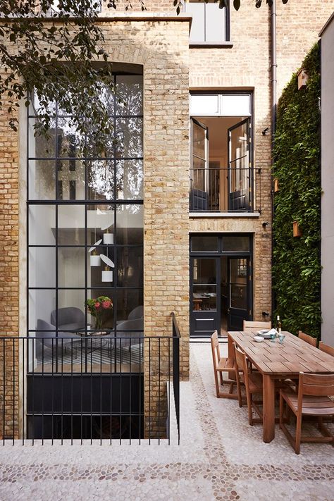 Sophisticated Notting Hill Town House - Real Homes (houseandgarden.co.uk) Moderne Have, London Townhouse, Casa Country, Townhouse Designs, Modern Garden Design, Brick Walls, Design Exterior, House Extensions, Notting Hill