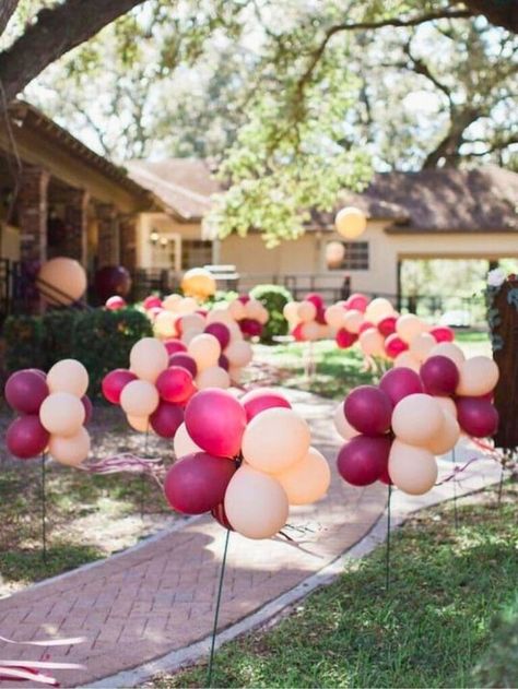 40 Insanely Fun High School Graduation Party Ideas Outdoor Dessert Table, Grad Party Food Ideas, Primary School Graduation, Grad Party Food, High School Graduation Party Ideas, Graduation Board, Graduation Desserts, Outdoor Graduation Parties, Graduation Party High