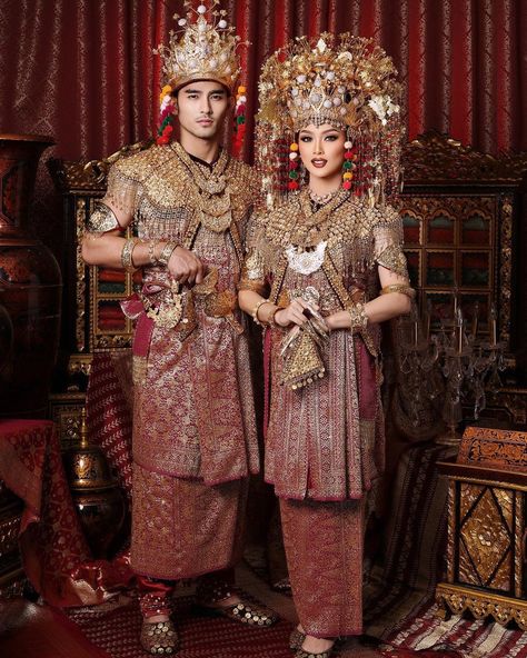 Aesan gede merupakan simbol keagungan dari Kerajaan Sriwijaya, sumatra. Pakaian tradisional palembang, sumatra selatan. Indonesia traditional costume. Pic from instagram: aldhiphotoofficial #culture #budaya #songket #bride #bridal #wedding #asia #clothes #clothing #outfit #ancient Indonesian Clothing, Royal Attire, Model Dress Kebaya, Indonesia Traditional, Singapore Garden, Dress Kebaya, Indonesian Art, Queen Dress, Traditional Costume