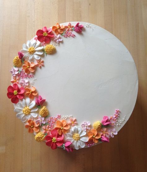 Wildflower Cake Decoration, Buttercream Wildflower Cake, Wildflower Cake Design, Birthday Cake With Fondant Flowers, Circle Cake Ideas Simple, Piped Floral Cake, Cake Decorating Floral, Simple Floral Birthday Cake, Floral Icing Cake