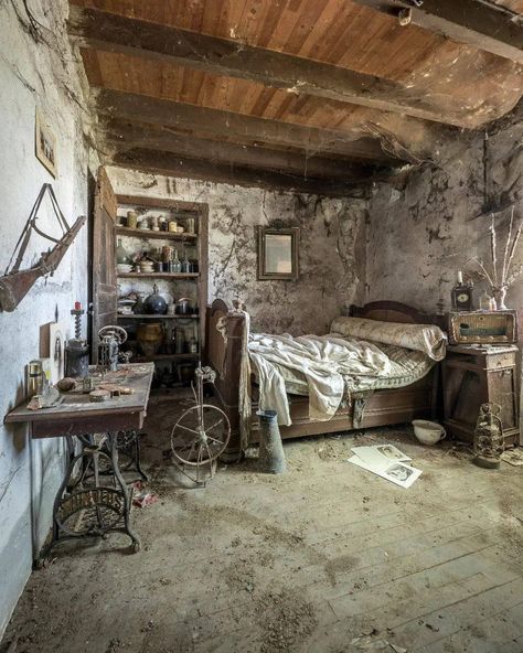 Horror Bedroom, Escape Room Design, French Family, Abandoned Hotels, Old Abandoned Buildings, Abandoned Property, Creepy Houses, Old Abandoned Houses, Medieval Houses