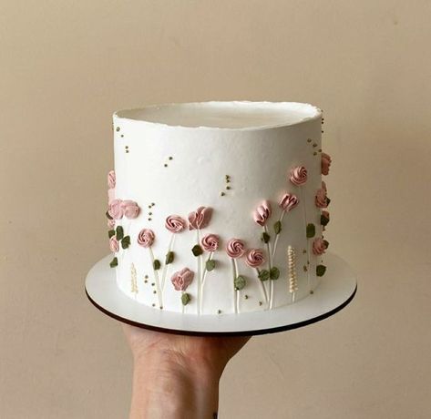 Minimilastic Cake, Simple Floral Cake, Tårta Design, Elegant Birthday Cakes, Simple Cake Designs, Mini Cakes Birthday, Creative Birthday Cakes, Simple Birthday Cake, Cake Decorating Designs