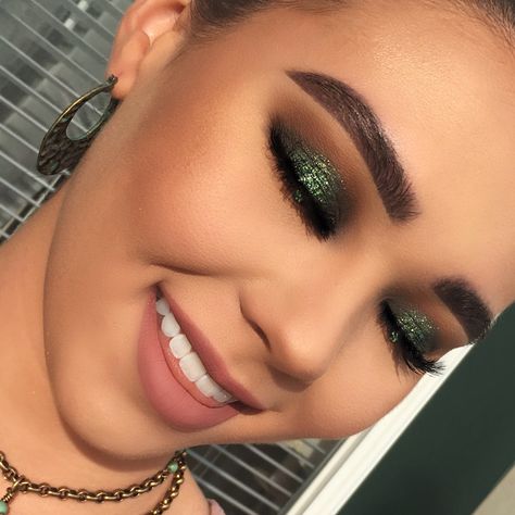 Eyeshadow Looks For Brown Eyes, 80s Eye Makeup, Green Dress Makeup, Remove Eye Makeup, Eyes Inspiration, Mint Julip, Prom Makeup For Brown Eyes, Koko K, Prom Eye Makeup