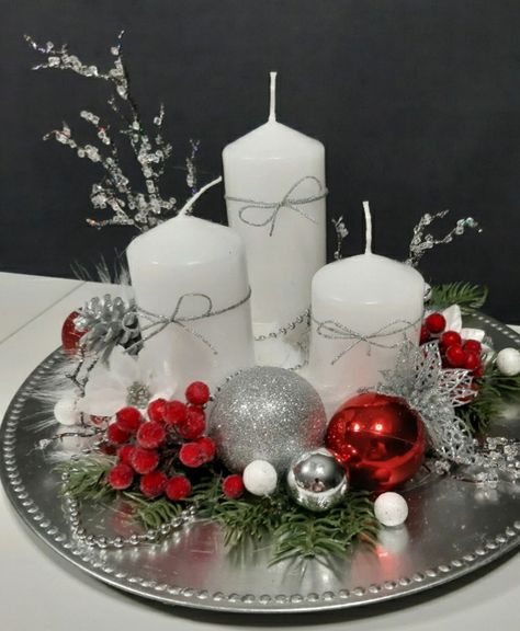 Round Table Christmas Decor, Holiday Centerpieces Diy, Christmas Centerpieces Cheap, Christmas Flower Decorations, Christmas Centers, Christmas Candle Decorations, Christmas Flower Arrangements, Christmas Floral Arrangements, Christmas Centerpieces Diy