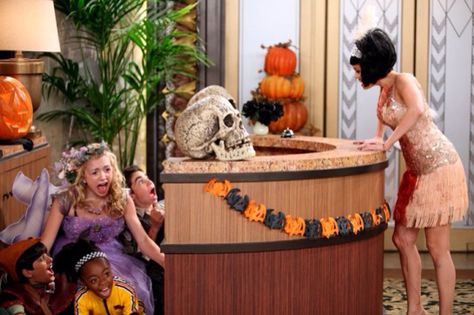 Jessie Tv Show, Disney Channel Halloween, Disney Channel Aesthetic, Jessie Halloween, Netflix Movie List, Disney Jessie, Halloween Episodes, Disney Channel Original, Season Of The Witch