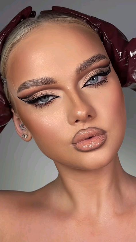 #makeup for brown eyes #simple eye makeup #makeup tips for beginners #makeup tips #makeup tutorial #nude makeup #face framing layers #makeup ideas #makeup looks #makeup #beauty makeup #bored panda coin #bored panda #trucco estivo #trucco elegante #trucco elegante occhi marroni #trucco matrimonio invitata #summer glow up #date night beauty #summer holiday hairstyles #prom makeup Kylie Makeup, Makeup For Black Skin, Dope Makeup, Glamorous Makeup, Makeup Eye Looks, Makeup Transformation, Glamour Makeup, Eyeliner Tutorial, Baddie Makeup