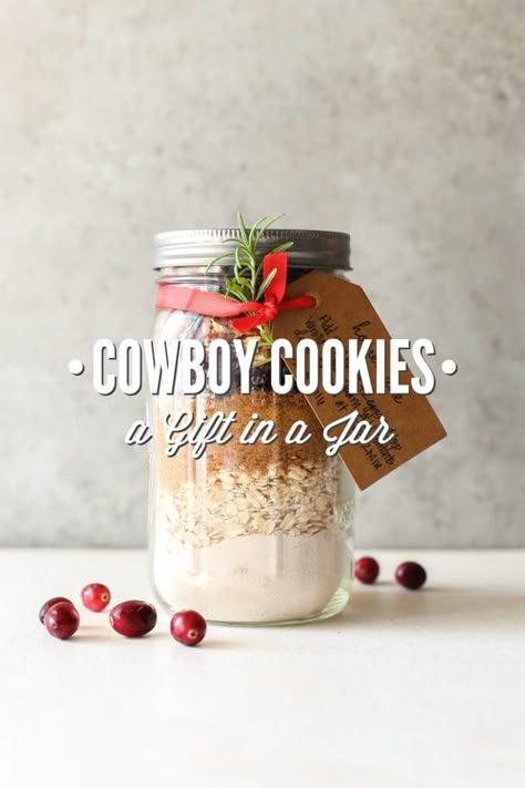 Cowboy Cookies In A Jar, Mason Jar Cookie Mix Recipe, Mason Jar Gifts Recipes, Mason Jar Mixes, Cookie Mix In A Jar, Cowboy Cookie, Mason Jar Cookies Mix, Cookie Jar Gifts, Cookies In A Jar