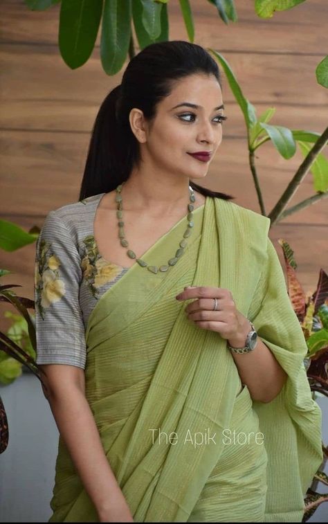 Khadi Saree Blouse Design, Blouse Designs For Simple Sarees, Simple And Elegant Blouse Designs, Model Blouses, Simple Saree Blouse Designs, Latest Blouse Designs, Blouse Designs High Neck, Cotton Saree Blouse Designs, Cotton Blouse Design