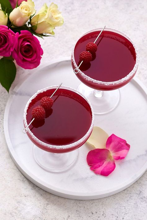 Best Mocktail Recipe for Valentine's Day - easy to create, delicious and so much love! Try this great recipe and spread the love with this beautiful, tasty, non-alcoholic drink. #love #mocktail #drink #recipe #valentine #happyvalentine Valentines Mocktails Non Alcoholic, Mocktails Non Alcoholic Valentines Day, Valentine’s Day Mock Tails, Valentines Mocktail, Easy Holiday Dinner Recipes, Easy Holiday Cocktail Recipes, Best Mocktail Recipe, Best Punch Recipe, Easy Holiday Side Dishes